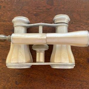 ANTIQUE FRENCH OPERA GLASSES ADJUSTABLE,  MOTHER OF PEARL W/ RETRACTABLE WAND